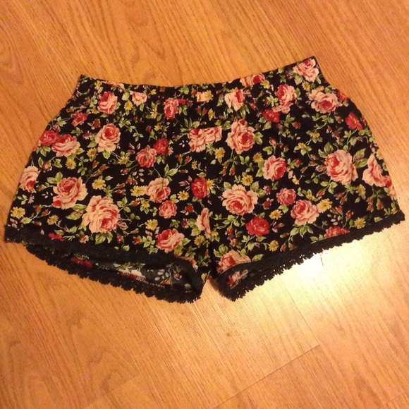 RAGA brand casual shorts w/ black trim, low rise