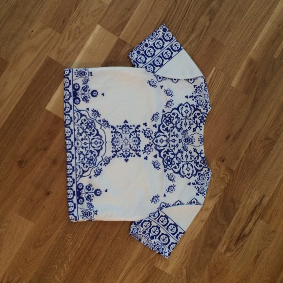 DONATED TO GOODWILL-NWT Blue &White Print Crop Top - Picture 2 of 4