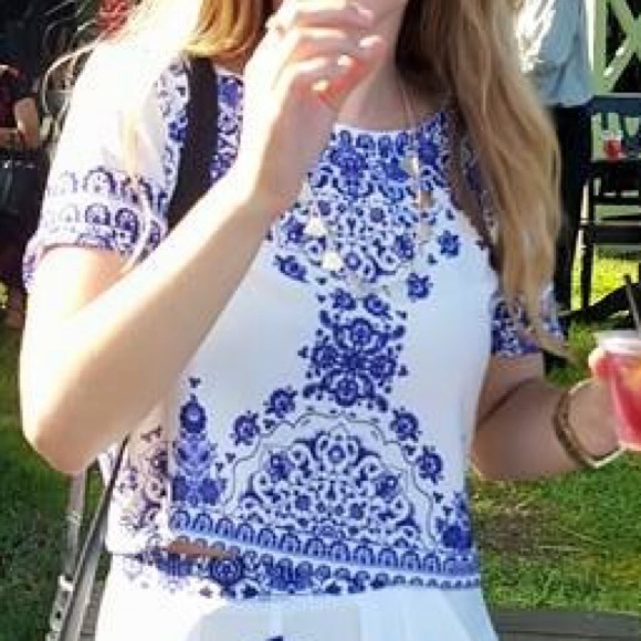 DONATED TO GOODWILL-NWT Blue &White Print Crop Top - Picture 3 of 4