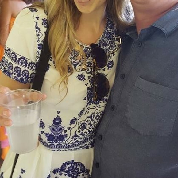 DONATED TO GOODWILL-NWT Blue &White Print Crop Top - Picture 4 of 4