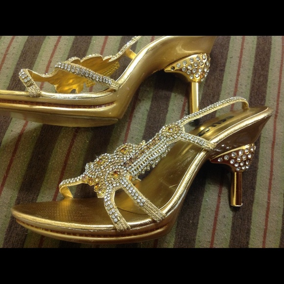 Gold heels - Picture 2 of 2