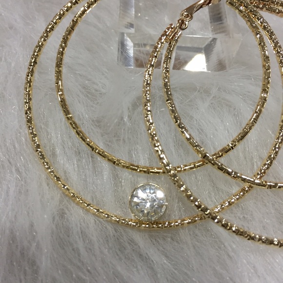 🎁GIFTED🎁Gold Hoop Earrings - Picture 2 of 2