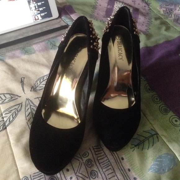 Black studded pumps - Picture 1 of 3