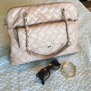 quilted purse w Gold accents.