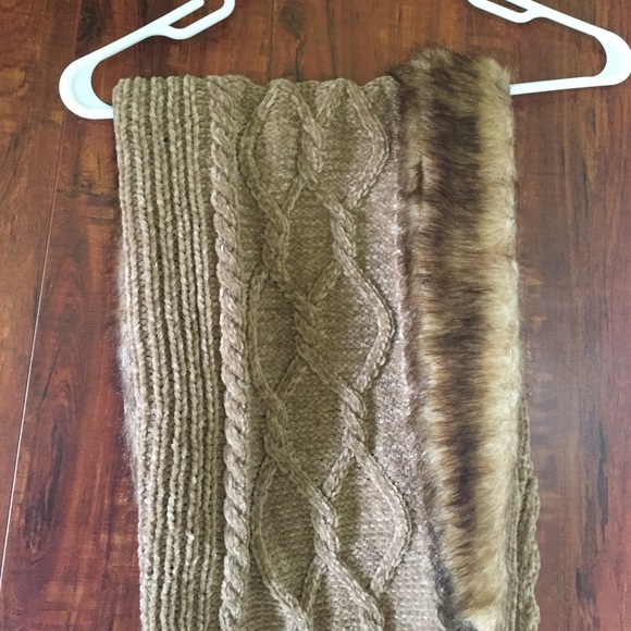 REDUCED- Vintage brown shawl with faux fur trim