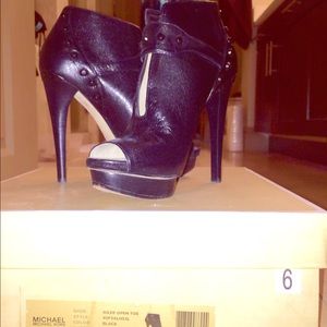 Michael Kors Ailee Peep-Toe Bootie (black) size 6