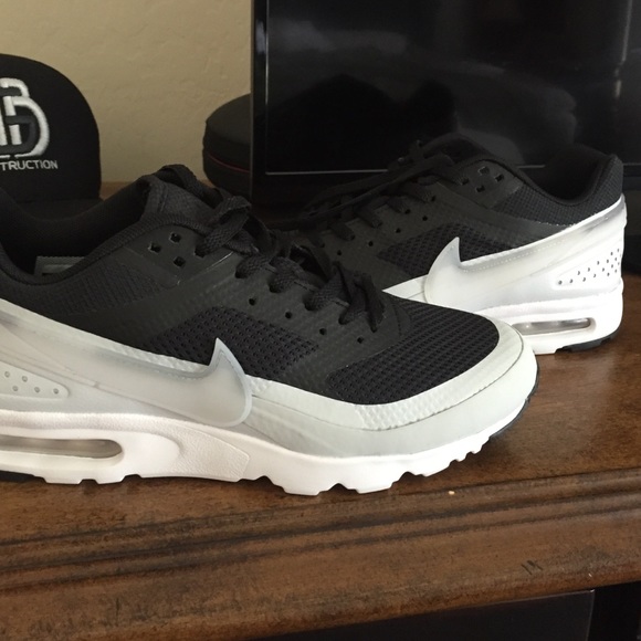 Nike women's shoes size 7 brand new