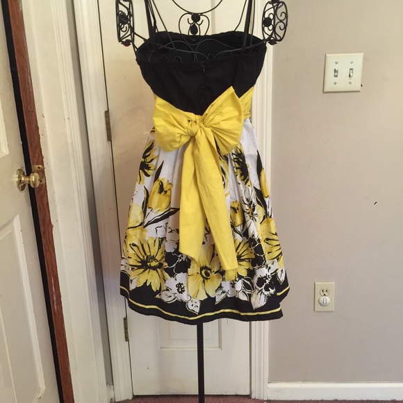 TRIXXI PRETTY  BLACK & YELLOW PRINT DRESS - Picture 2 of 3