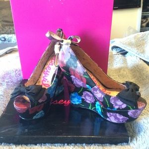 🎀 NIB Pin Up Betsy Johnson Wedges 🎀