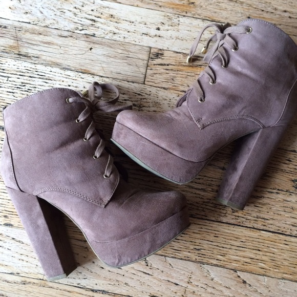 Platform ankle boots with gold anglets