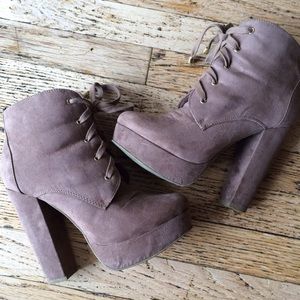 Platform ankle boots with gold anglets