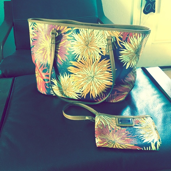 Nine West purse with matching wristlet