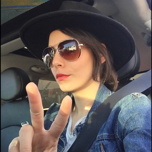 Meet your Posher, Audrey - Picture 2 of 5