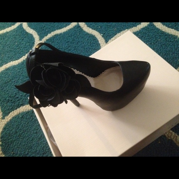Shoes - Picture 1 of 4