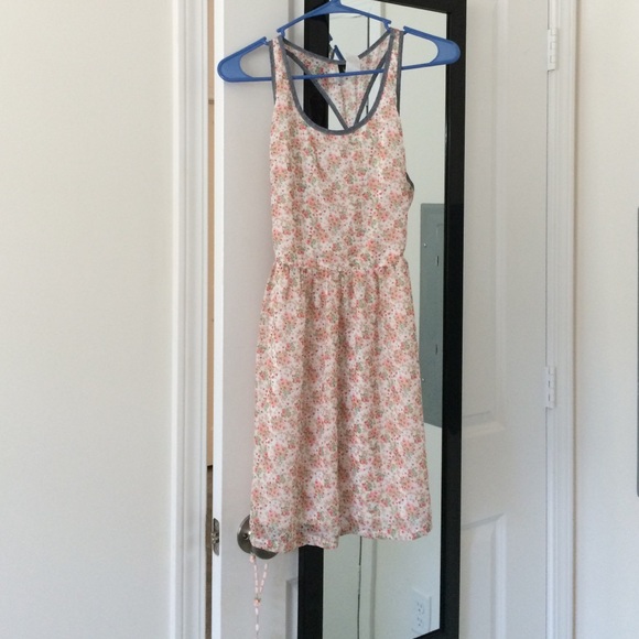 White floral backless dress - Picture 1 of 3