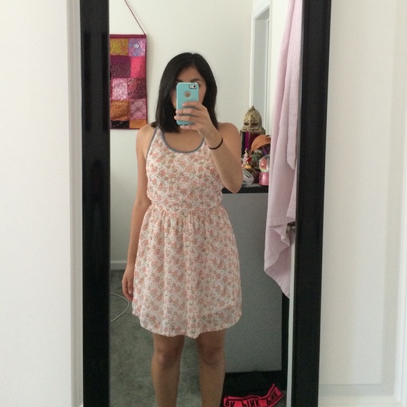 White floral backless dress - Picture 2 of 3