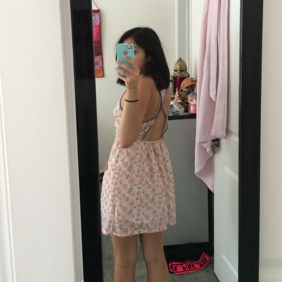 White floral backless dress - Picture 3 of 3