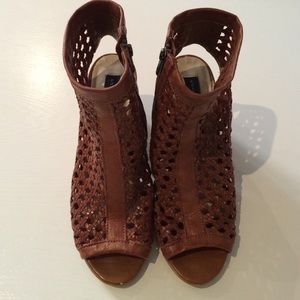 Cage leather sandals