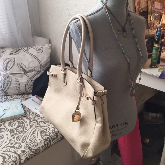 Henri Bendel Bag PRICE REDUCED - Picture 2 of 4