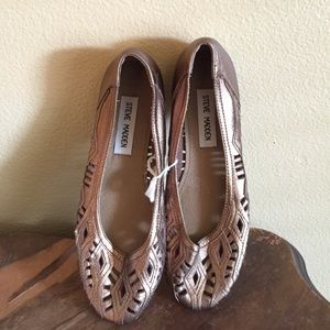 Size 5.5 Steve Madden flats in gold