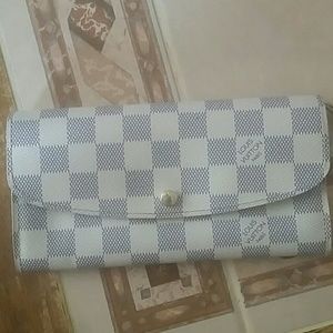 Authentic Louis Vuitton wallet, no scuffs