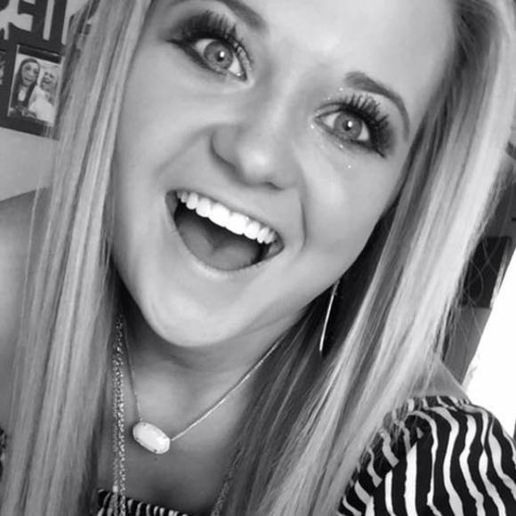 Meet your Posher, Macie - Picture 1 of 1