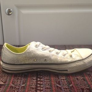 white converse turned yellow