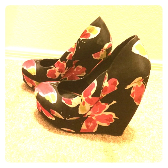 Elle wedge pumps
