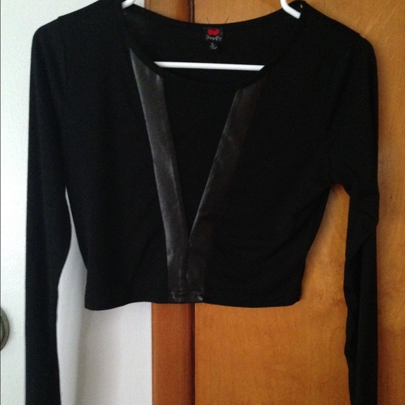 Black long sleeve crop