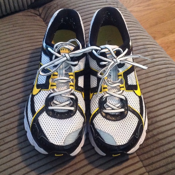 Mens 8.5/ womens 10 nike livestrong