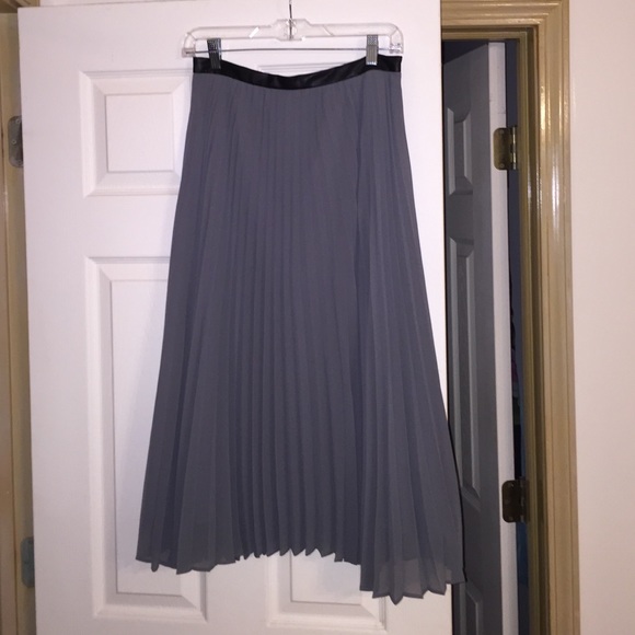 Tea Length Banana Republic pleated gray skirt.