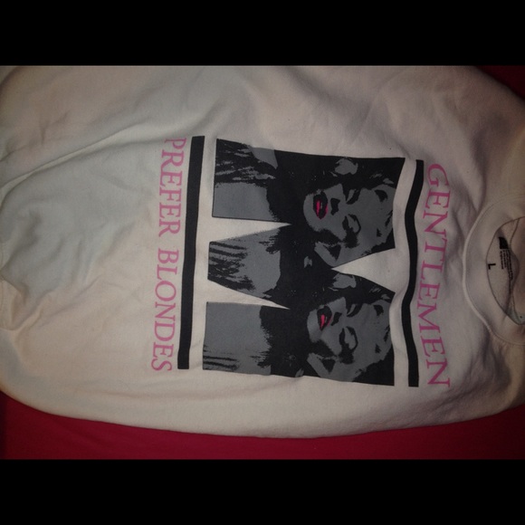 Marilyn Monroe sweatshirt.