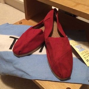 Red TOMS size 6