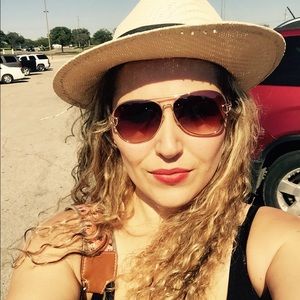 Meet your Posher, Cinthia