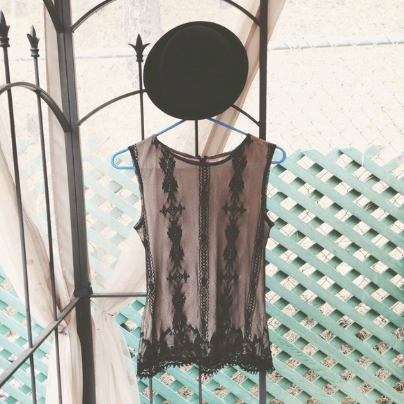• Sleeveless Lace Blouse • Black/Nude •