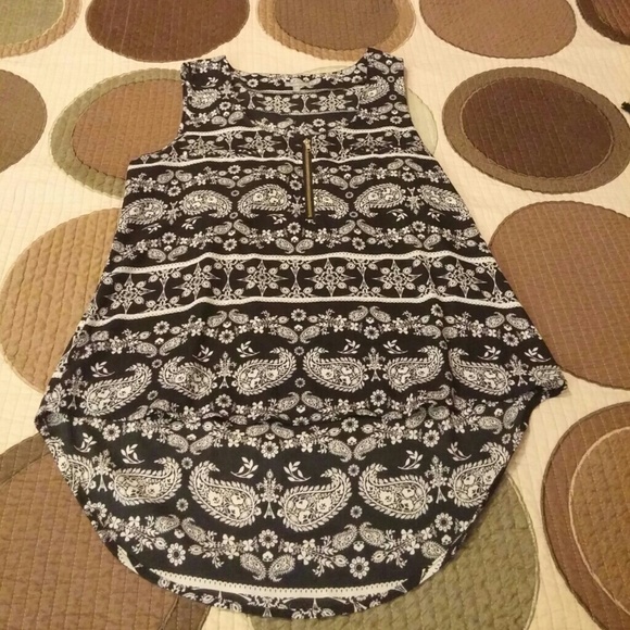 Cute tank with gold front zipper - Picture 2 of 3