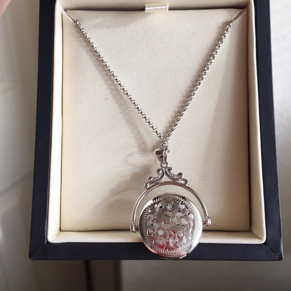 😍Brand new locket never used!! 😍