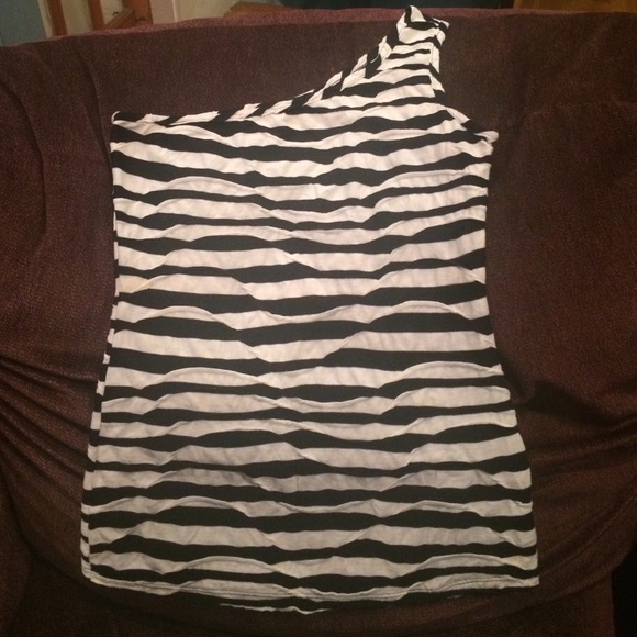 Black and white one shoulder top