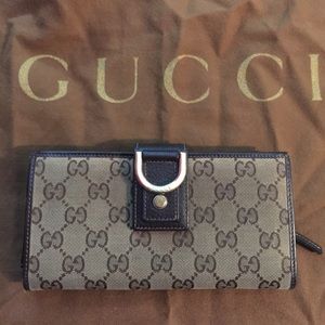 100% authentic Gucci wallet!! Great condition!!
