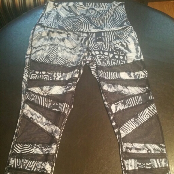 SOLDLululemon Highest times butterfly wanderlust 8 - Picture 1 of 4
