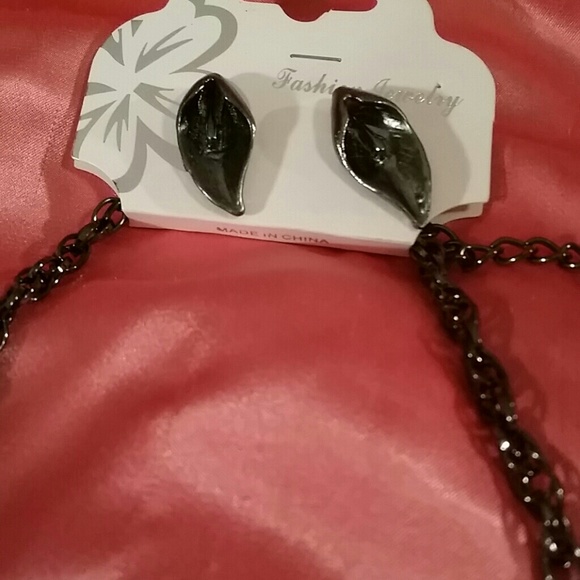 Fashion necklace and earrings - Picture 2 of 2