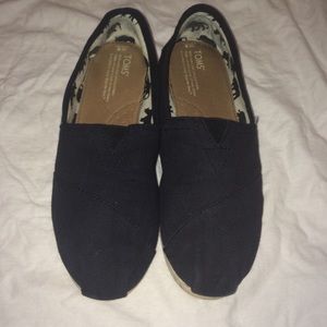 All Black TOMS