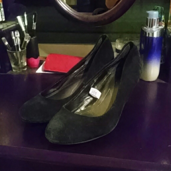 Black wedges