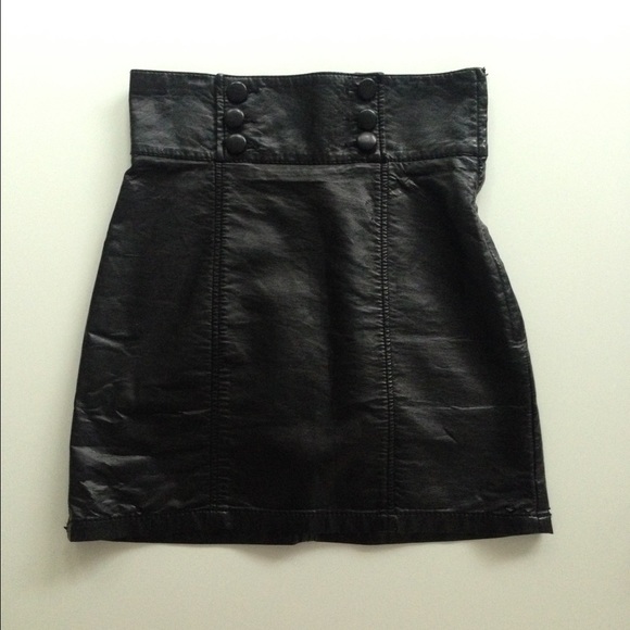 FAUX LEATHER MINI SKIRT