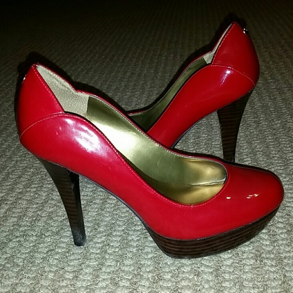 Red guess pumps - Picture 1 of 3