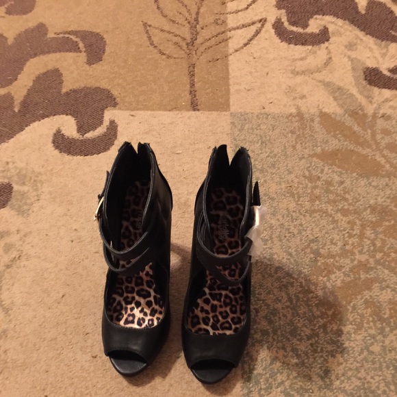 Size 10 black pumps - Picture 2 of 2