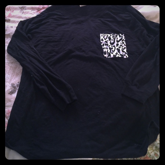 VS pink long sleeve pocket tee