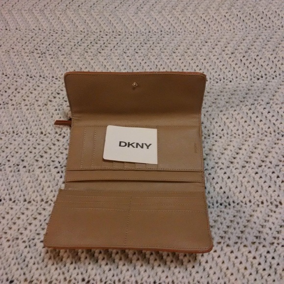 Dkny wallet