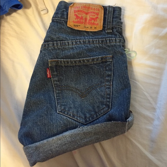 Levis Highwaisted Medium wash shorts