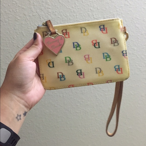 Dooney and Bourke zippy clutch - Picture 1 of 2